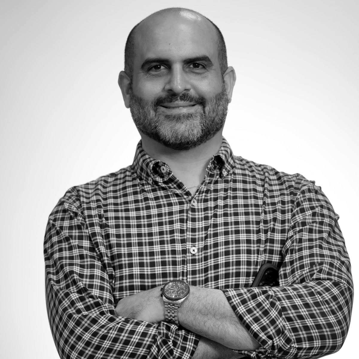 Photo of R. Luquis, founder of Alterno Agency