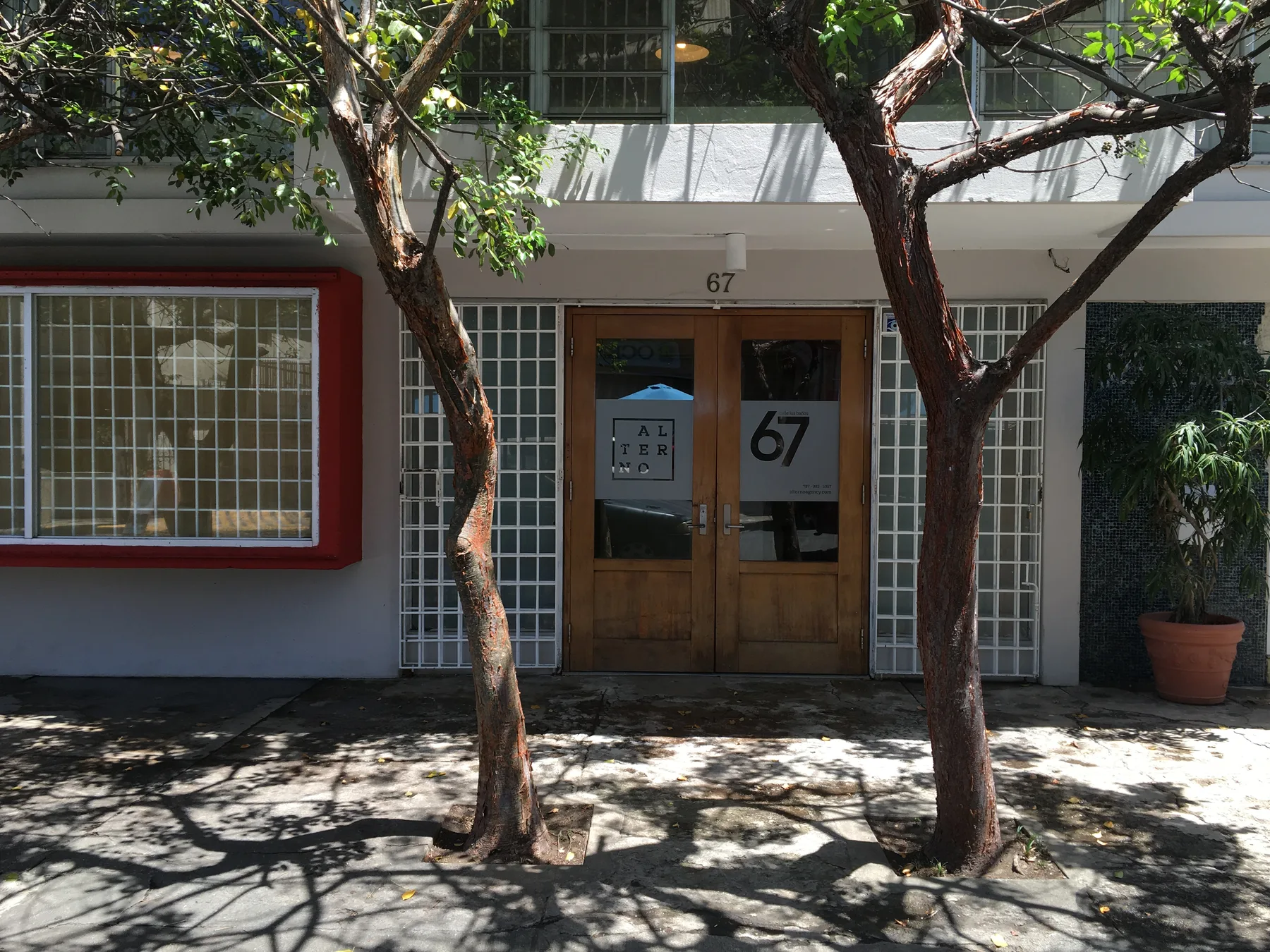 Exterior of the Alterno office on Loíza Street
